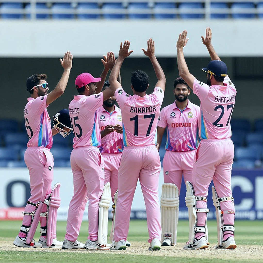 The Empty Folder: Noise, Paper and Price in Cricket's Transfer Market